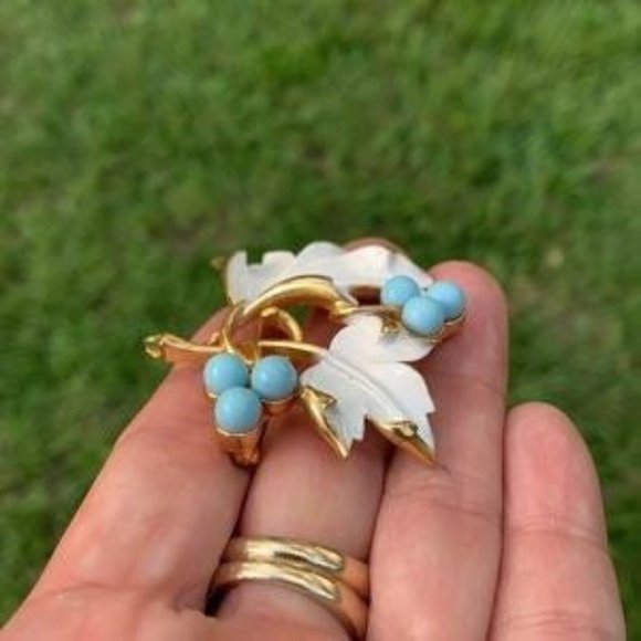Sarah Coventry White Enamel Leaf Turquoise Brooch - Picture 2 of 5